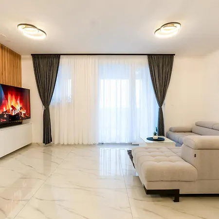 Modern Cityscape 2-bedroom Terrace Apartment Split
