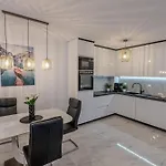 Апартаменты Modern Cityscape 2-bedroom Terrace Сплит