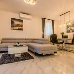 Modern Cityscape 2-bedroom Terrace Апартаменты Сплит