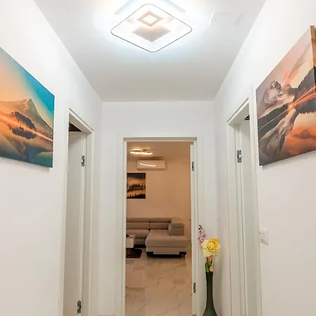 Modern Cityscape 2-bedroom Terrace Appartamento