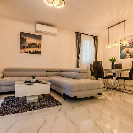 Modern Cityscape 2-bedroom Terrace Апартаменты Сплит